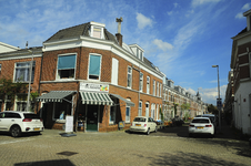 900986 Gezicht in de Klaverstraat te Utrecht, vanaf de kruising met de Goedestraat, met links de groentewinkel Fa. ...